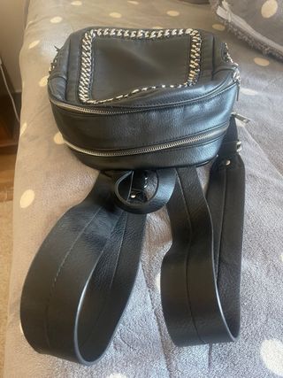 Mochila negra con cadena plateada