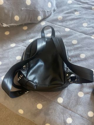 Mochila negra con cadena plateada