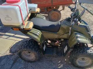 Cuatrimoto verde con tanque