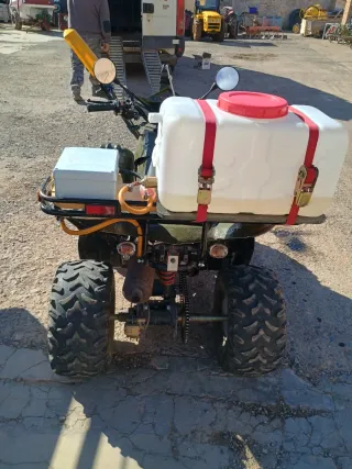 Cuatrimoto verde con tanque