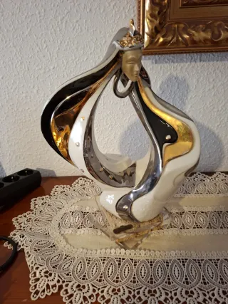 Figura decorativa cerámica y metal