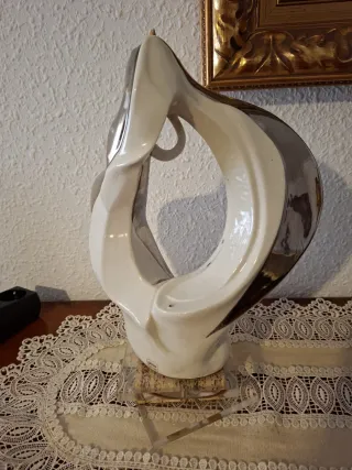 Figura decorativa cerámica y metal