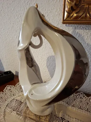 Figura decorativa cerámica y metal