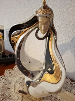 Figura decorativa cerámica y metal