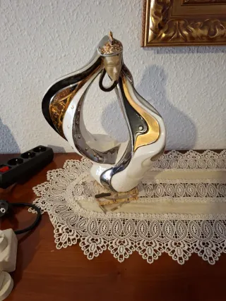 Figura decorativa cerámica y metal