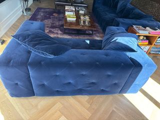 Sofá de terciopelo azul capitoné