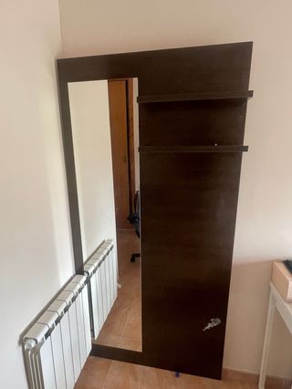 Tablero con espejo y estantes