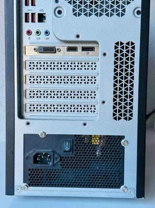 Torre HP Omen Gaming i5 1050