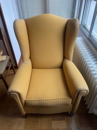 Sillón orejero amarillo