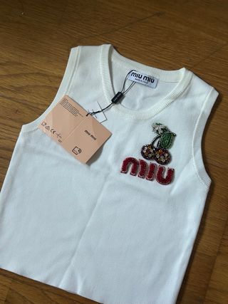 Top Miu Miu Branco com Cerejas e Cristais