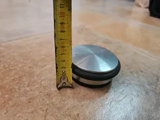 Tope de puerta metálico y goma . Macizo y pesado