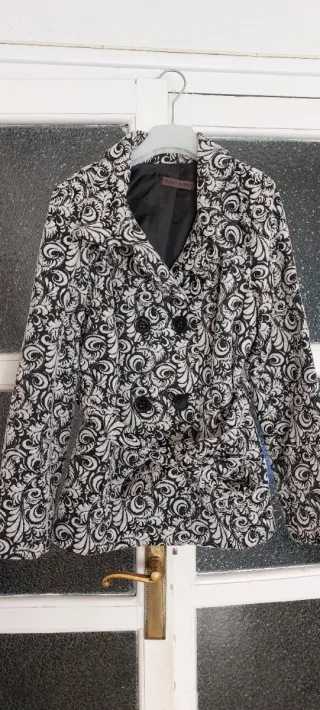 Chaquetón estampado blanco y negro