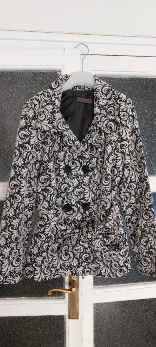 Chaquetón estampado blanco y negro