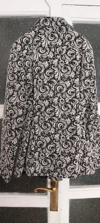 Chaquetón estampado blanco y negro