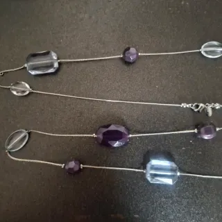 Collana lunga con pietre viola e trasparenti