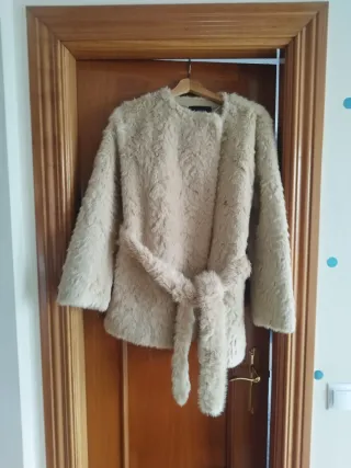 Abrigo Zara pelo sintético cinturón talla M nuevo