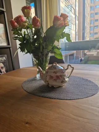Tetera inglesa vintage flores rosas