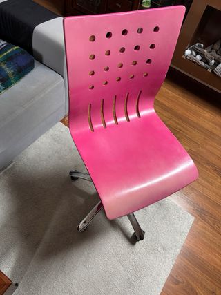 Silla de estudio rosa con base metálica