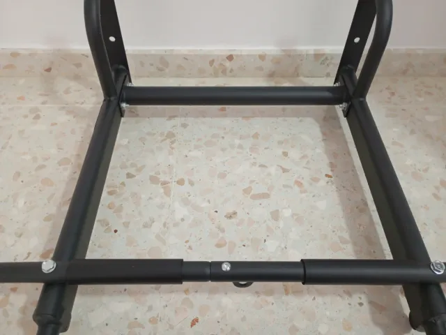 Sin uso. Barra de dominadas negra