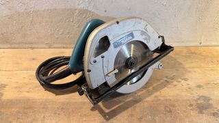 Sierra Circular Makita 5704R 1200W