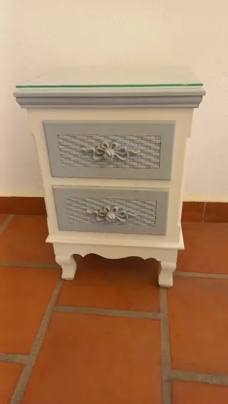 Mesita de noche coqueta madera pintada