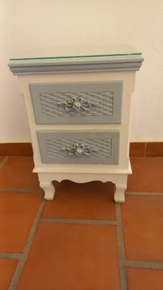Mesita de noche coqueta madera pintada