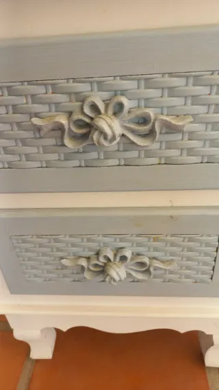 Mesita de noche coqueta madera pintada