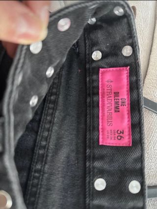 Pantalón Stradivarius negro con etiquetas