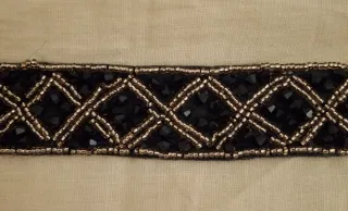 Cinturón pedrería negro y dorado