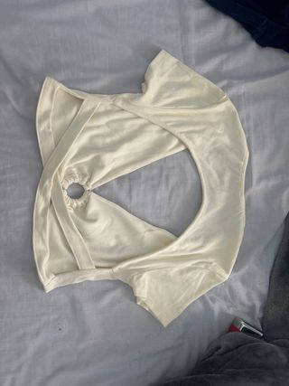 Top beige con anilla