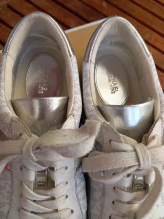 Zapatillas Michael Kors Blancas y Doradas