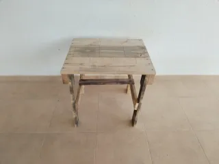 Mesa rústica de madera pequeña