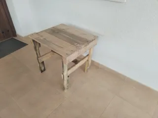 Mesa rústica de madera pequeña