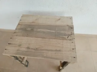 Mesa rústica de madera pequeña