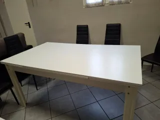 Mesa de comedor blanca de madera extensible