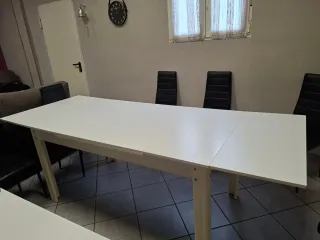 Mesa de comedor blanca de madera extensible