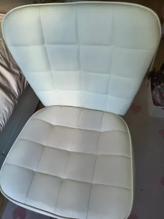 Silla de oficina ajustable color crema