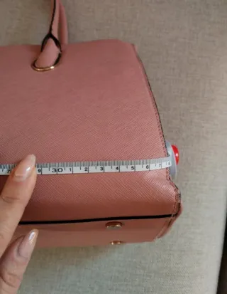 Borsa rigida rosa a mano o tracolla