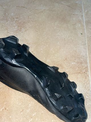 Botas de fútbol negras