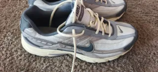 Zapatillas Nike Grises y Plateadas