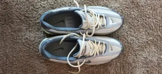 Zapatillas Nike Grises y Plateadas