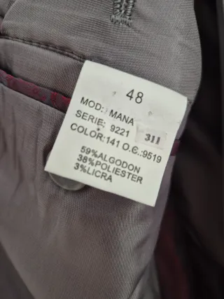 Traje de hombre gris plata