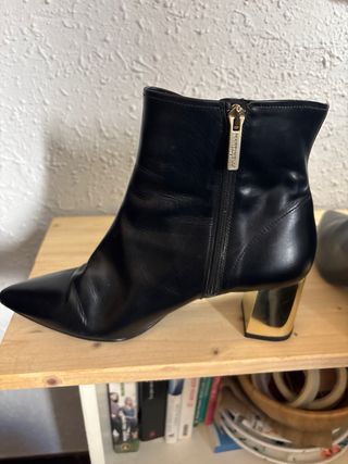 Botines de piel negros con tacón plateado 149€