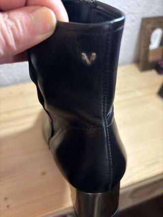 Botines de piel negros con tacón plateado 149€