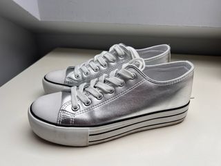 Zapatillas estilo Converse con plataforma