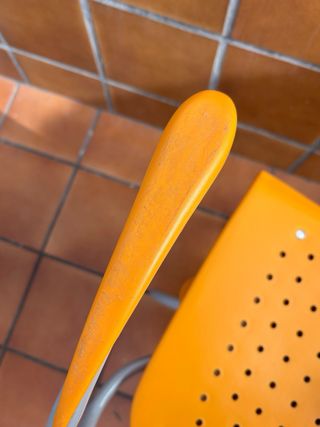 Silla infantil naranja con ruedas