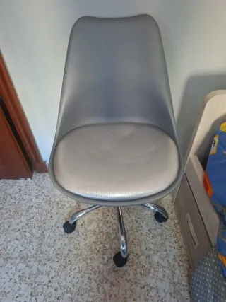 Silla de oficina gris y plateada