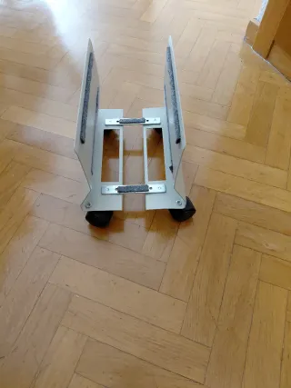 Soporte para PC con ruedas