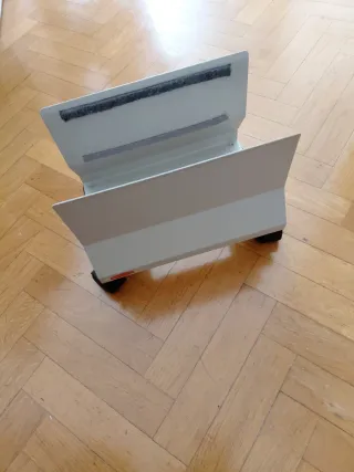 Soporte para PC con ruedas