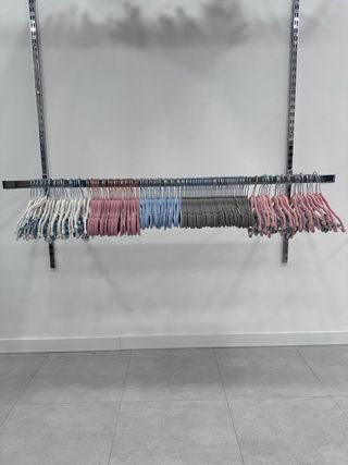 Perchas de terciopelo colores